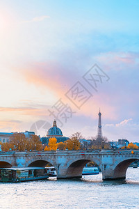 文化锡耶纳河法兰西学院和埃菲尔铁塔的景色法国巴黎秋季城市美丽的巴黎建筑锡耶纳河法兰西学院和埃菲尔铁塔的景色美丽巴黎建筑河岸锡内图片