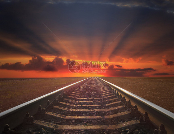 天空的红日落铁轨远离红日落铁路远离轨进入黑暗的风景狂火红日落运输图片