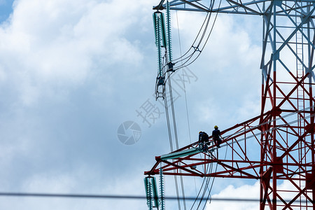 泰国高压电缆系统和云天背景的安装和改造泰国工人电修改图片