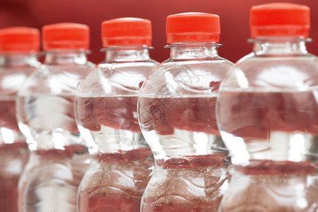 净化的帽目一排水瓶冒泡温泉红回收环境概念特写一排水瓶回收环境概念图片