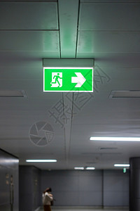 朝向门口在地铁火车站的建筑内墙上火紧急出口标志安全概念6帕努瓦图片