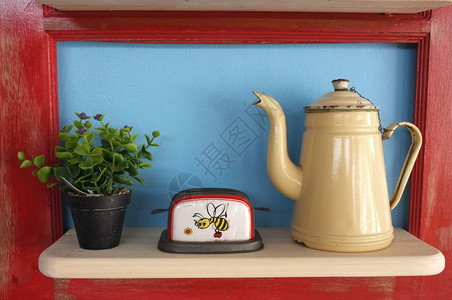 茶红色的植物重制厨房用具和在木架上布置锅蓝底红色框架图片