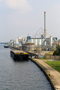 金属的环境比利时Albert运河沿线的工业行图片