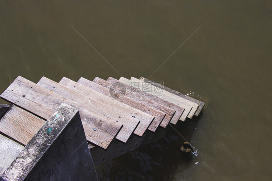 绿色复古的沿泰国河流或运传统乡村风格下游的木林楼梯在沿着泰国河或运的传统风格下游路上亚洲图片