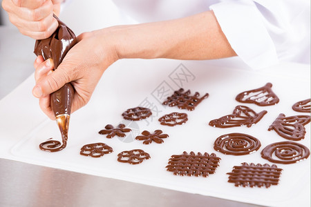 制服厨师用巧克力做数字装饰蛋糕饼干女士图片