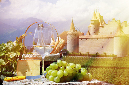 簇瑞士艾格勒酒和葡萄瑞士栽培金的图片