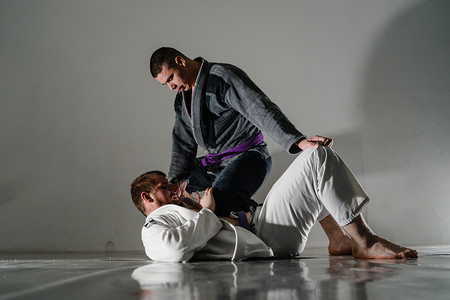 玖珑巴西jiujitsubjj拳击手训练腹部膝盖免混合行动白种人背景