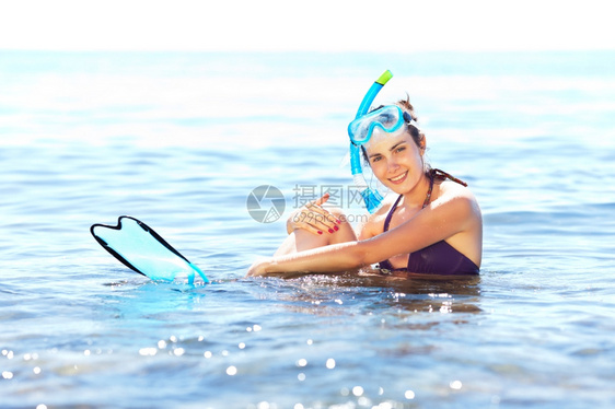 水中浮潜娱乐的年轻女人图片