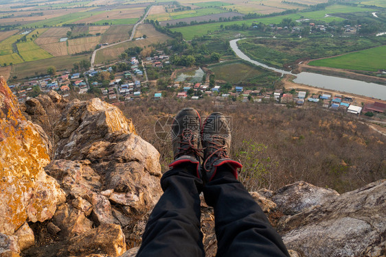 鞋第一的生存男人腿在山上休息图片