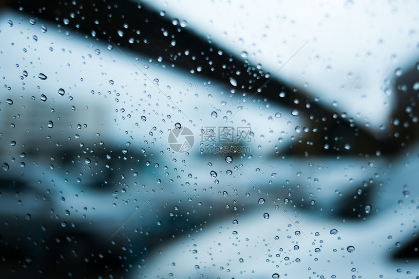 风暴湿的黑暗窗玻璃上雨滴镜子水有选择焦点图片