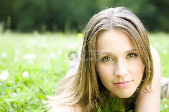 美丽微笑草地上的年轻女肖像公园图片