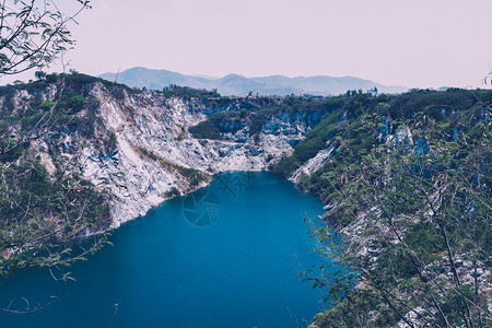河自然美丽的天空中岩石山背景复制件旅行湖的视图图片