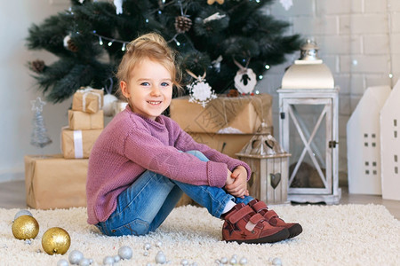 孩子美丽的小女在圣诞装饰中等待奇迹的美丽小姑娘温馨的圣诞节图片