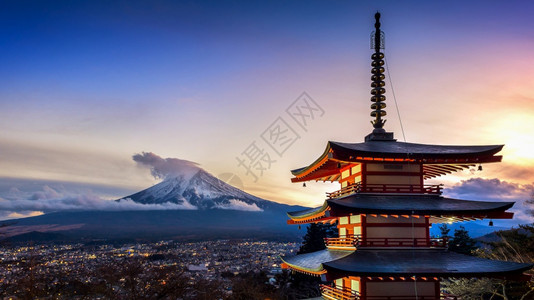 冬天日本落时藤山的美丽地标和日落时本的ChureitoPagoda雪树图片