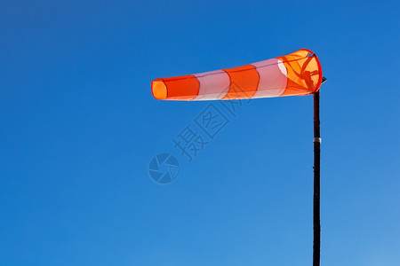 运动橙色和白上风对着蓝天吹单身的户外图片