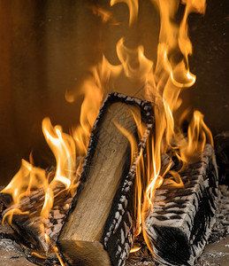 浪漫的热内部露天壁炉有高黄色火焰从林木原中扑出德国图片