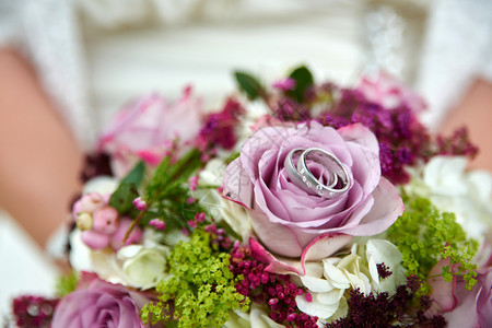 粉色的美丽带有玫瑰和戒指的婚礼花束配饰图片