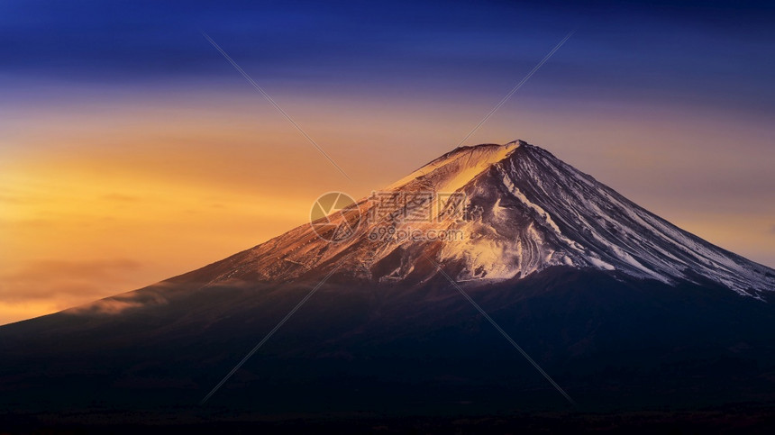 反射雄伟日出时的藤山全景图片