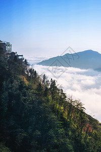 早晨山上有云海的建筑物旅行冒险图片