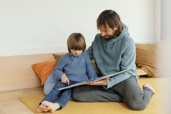 父亲的儿子在读书年轻的天男生图片