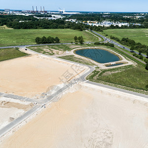 景观倾斜的收藏在沃尔夫斯堡附近对一个有大型雨水保留盆地的新开发工程建筑地进行空中直观察以发现图片