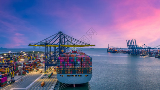 经济海洋转运集装箱货船在工业海港进出口贸易全球商业物流和全球运输集装箱货船海运图片