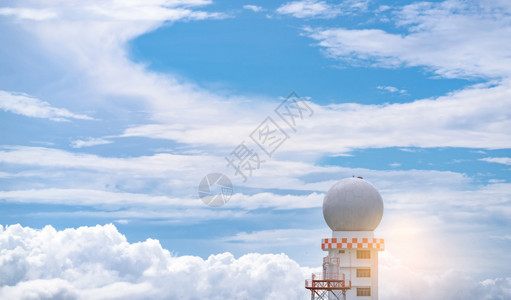 沟通气象观测雷达穹顶站反对蓝天和白色蓬松的云彩航空气象观测站塔用于航空业务中的安全飞机球形塔收音控制图片