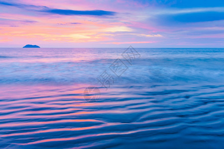 黄昏时热带海滩的景色图片