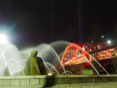 运输天际线2017年4月日Obashi桥下喷泉夜视横过日本神户港的Obashi桥下喷泉位于Obashi桥下的日本神户港梁图片