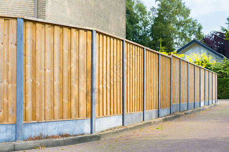 屏蔽有保障的住宅区沿公路修建新的木头围栏坚定图片
