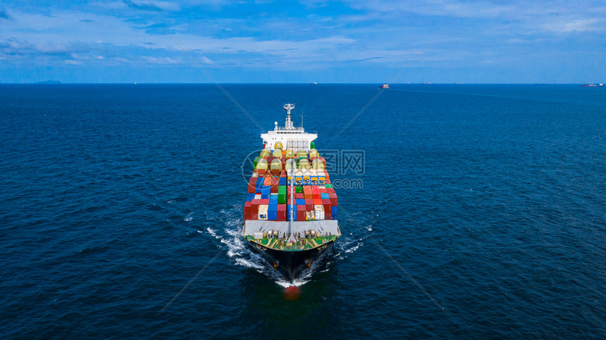 载运集装箱的货船用于商业运进出口航视集装箱船抵达商业港口航海的新加坡迪拜图片