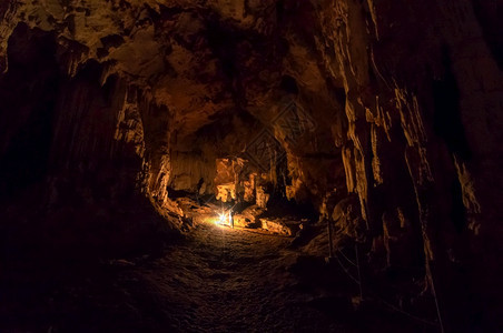在ThamLod洞穴PaiMaeHongSonTham洞穴中提灯的女游客剪影是泰国洞穴中最令人惊叹的洞穴之一地下太阳轮廓图片