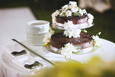 桌上装饰的婚礼巧克力蛋糕图片
