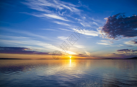 夕阳下平静的水面图片