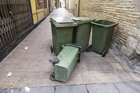 户外垃圾箱躺在街上垃圾堆泥土和残渣回收利用集生态的图片