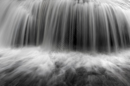 清除美丽的溪流在运动中长的弹孔自然背景瀑布场寒冷的图片