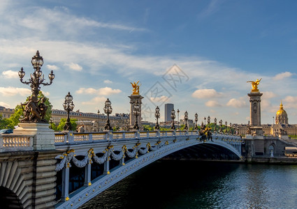法国巴黎亚历山大之桥第三阳光明媚的夏天第3在巴黎桑尼气的亚历山大三桥河灯笼目的地图片