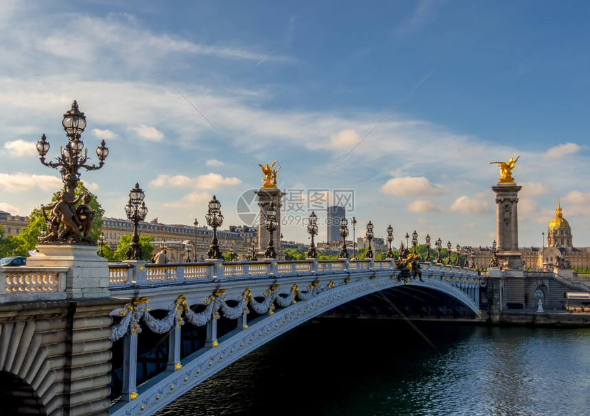 法国巴黎亚历山大之桥第三阳光明媚的夏天第3在巴黎桑尼气的亚历山大三桥河灯笼目的地图片