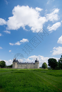 历史的游客法国城堡瓦伦凯的风景反射图片