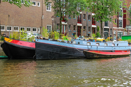 家荷兰阿姆斯特丹一条运河上的船城市中心图片