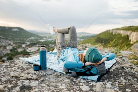 自然背包美丽的光照旅行者美丽的容旅行者和蜜蜂在户外放松梦图片