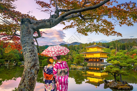 秋天日落时本京都的九角寺游客宗教图片