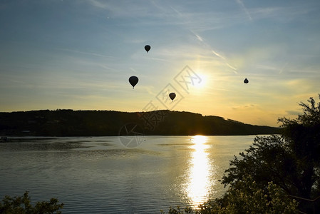 蓝色的美丽多彩热气球在日落Brno大坝捷克飞行娱乐美丽的图片