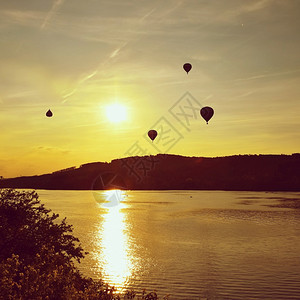 美丽多彩的热气球在日落Brno大坝捷克飞行漂浮的天气闲暇图片