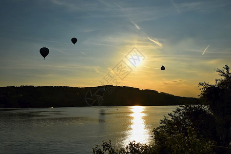 布尔诺美丽多彩的热气球在日落Brno大坝捷克飞行颜色景观图片