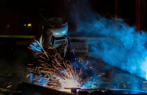 工业人在汽车厂焊接修理金属部分的维修劳动者使固定制造图片