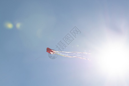 明亮的假期运动红风筝高飞在西班牙马洛卡的蓝色天空上红风筝高飞在蓝色天空上图片