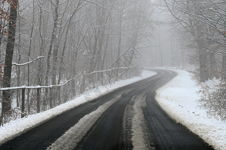 喷恶劣天气驾驶浓雾的Hazy乡村公路高速交通冬季和雪大灯沥青图片