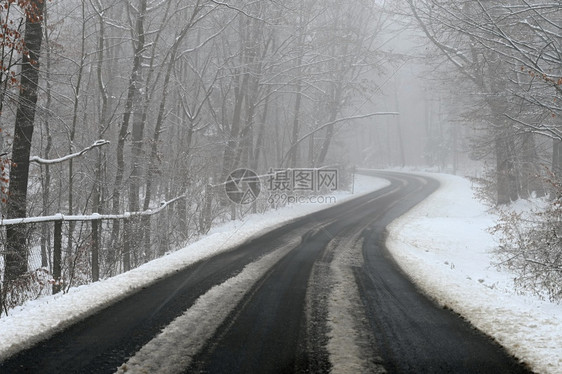 喷恶劣天气驾驶浓雾的Hazy乡村公路高速交通冬季和雪大灯沥青图片