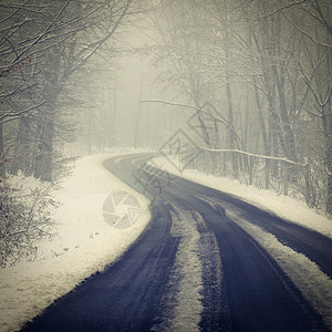 恶劣天气驾驶浓雾的Hazy乡村公路高速交通冬季和雪汽车挡风玻璃图片